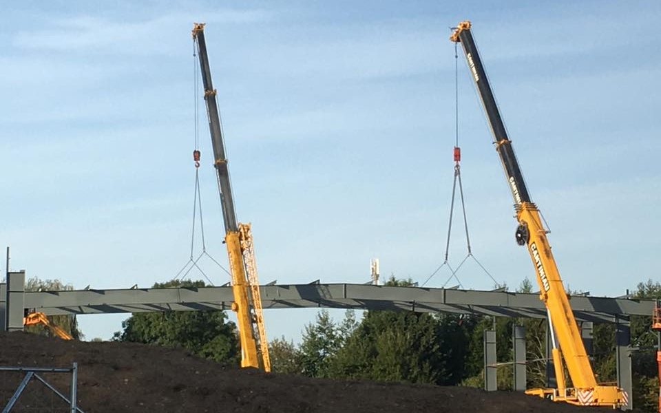 Levage structure métallique avec deux grues 130